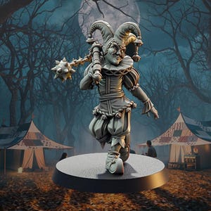 Puede incluir: Figura detallada de un bufón, sosteniendo una maza con púas, sobre una base circular. El bufón viste un traje tradicional con cuello con volantes y un sombrero con cascabeles. El fondo presenta un bosque y carpas de circo.