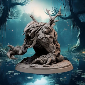 Könnte beinhalten: Eine detaillierte, graue Harzskulptur einer Kreatur mit einem humanoiden Körper und einem baumartigen Kopf. Die Kreatur hat einen großen, offenen Mund mit scharfen Zähnen und ist in einer hockenden Position dargestellt. Die Skulptur steht auf einem runden Sockel und scheint aus einem strukturierten Material gefertigt zu sein.