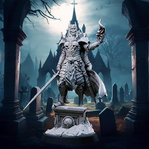 Może przedstawiać: Szara, szczegółowa figurka szkieletowej postaci w zbroi, trzymającej miecz i czaszkę z płomieniami. Postać stoi na podstawie nagrobka w scenerii cmentarnej, z gotycką katedrą w tle.