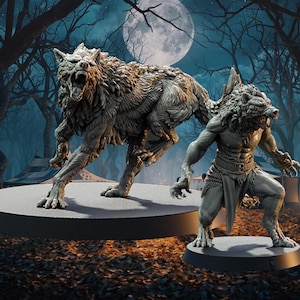 Puede incluir: Dos figuras detalladas de lobos grises, una en posición cuadrúpeda y la otra humanoide, se alzan sobre bases circulares. El fondo presenta una luna llena, árboles y un bosque oscuro y brumoso, creando una atmósfera espeluznante.