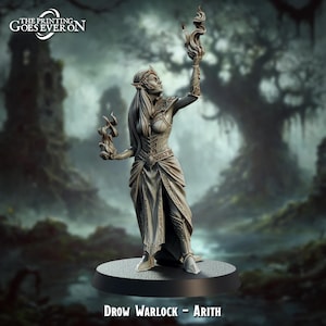 Puede incluir: Una figura miniatura pintada en gris de un Drow Warlock, Arith, sosteniendo una llama en su mano. La figura está de pie sobre una base circular negra con el texto "Drow Warlock - Arith" impreso en ella.