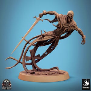 Puede incluir: Una figura en miniatura detallada de una figura esquelética con una túnica desgarrada y una espada, de pie sobre una base con una cruz. La figura está pintada en tonos marrones y beige.