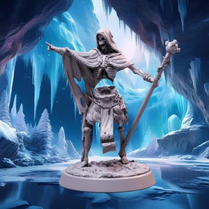 Könnte beinhalten: Eine skelettartige Figur in einer Kapuzenrobe und mit einem Stab in der Hand steht in einer gefrorenen Höhle. Die Figur ist in hellgrau modelliert und scheint ein Fantasy-Charakter zu sein.
