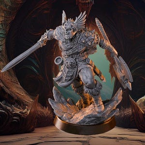 Puede incluir: Figura gris detallada de un guerrero en posición de batalla, empuñando una espada y un hacha. La figura está vestida con armadura y un casco con cuernos, de pie sobre una base rocosa con una base circular dorada. El fondo presenta un diseño oscuro y texturizado.