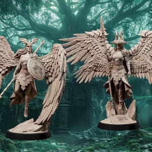 Peut inclure: Deux sculptures détaillées de figures ailées, peut-être des anges ou des guerriers, se dressent sur un fond de forêt flou. Les figures sont de couleur neutre, avec des détails complexes sur les ailes et l'armure. L'une tient une lance et un bouclier, l'autre un bâton. Les deux sont sur des socles noirs.