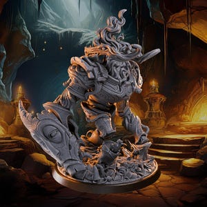 Puede incluir: Figura de fantasía gris detallada de una criatura con armadura y una cabeza fluida en forma de llama. La figura se encuentra sobre una base circular con detalles esculpidos. El fondo representa una cueva con luces brillantes.