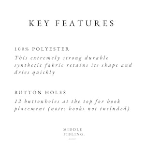 Peut inclure: Texte sur fond blanc pr&eacute;sentant les &laquo;&nbsp;KEY FEATURES&nbsp;&raquo; d'un produit. Il indique que le produit est compos&eacute; &agrave; 100&nbsp;% de polyester, un tissu synth&eacute;tique solide et durable qui conserve sa forme et s&egrave;che rapidement. Il mentionne &eacute;galement 12 boutonni&egrave;res.