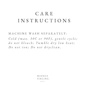 Peut inclure: Fond blanc avec texte noir indiquant les instructions d'entretien. Le texte indique : Lavage en machine s&eacute;par&eacute;ment, froid (max. 30&deg;C), cycle d&eacute;licat ; ne pas javelliser ; s&egrave;che-linge basse temp&eacute;rature ; ne pas repasser ; ne pas nettoyer &agrave; sec. Marque : Middle Sibling.