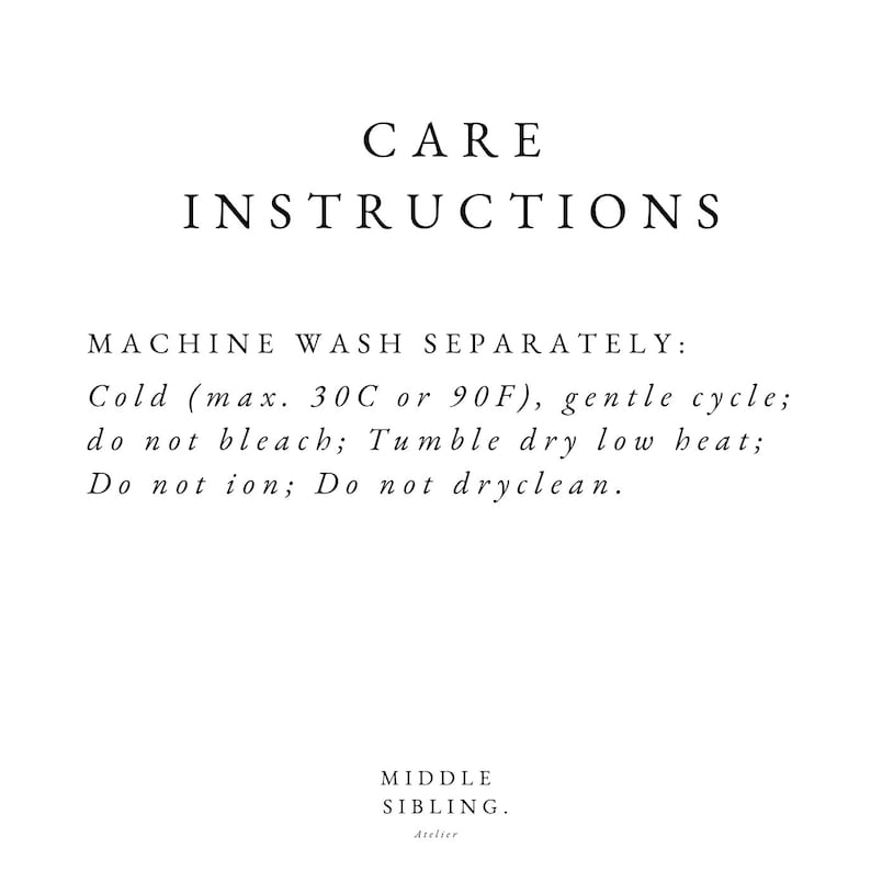 Peut inclure: Fond blanc avec texte noir indiquant les instructions d'entretien. Le texte indique : Lavage en machine s&eacute;par&eacute;ment, froid (max. 30&deg;C), cycle d&eacute;licat ; ne pas javelliser ; s&egrave;che-linge basse temp&eacute;rature ; ne pas repasser ; ne pas nettoyer &agrave; sec. Marque : Middle Sibling.