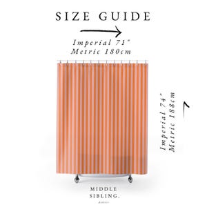 K&ouml;nnte beinhalten: Orange-wei&szlig; gestreifter Duschvorhang mit Gr&ouml;&szlig;enangaben. Der Duschvorhang ist 71 Zoll breit und 74 Zoll lang. Der Text auf dem Bild lautet "SIZE GUIDE", "Imperial 71", "Metric 180cm", "Imperial 74" und "Metric 188cm".