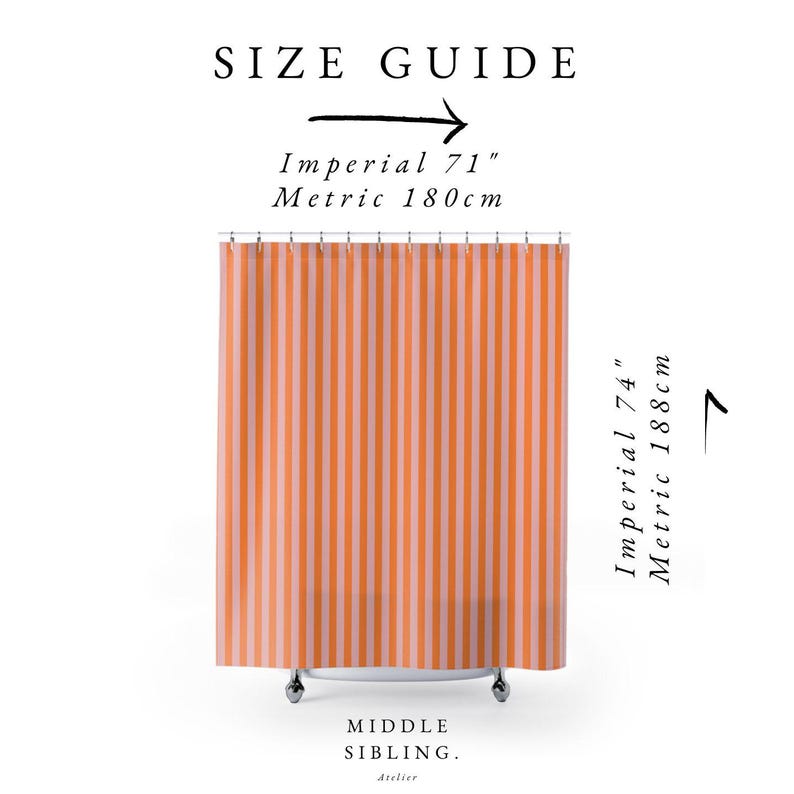 K&ouml;nnte beinhalten: Orange-wei&szlig; gestreifter Duschvorhang mit Gr&ouml;&szlig;enangaben. Der Duschvorhang ist 71 Zoll breit und 74 Zoll lang. Der Text auf dem Bild lautet "SIZE GUIDE", "Imperial 71", "Metric 180cm", "Imperial 74" und "Metric 188cm".