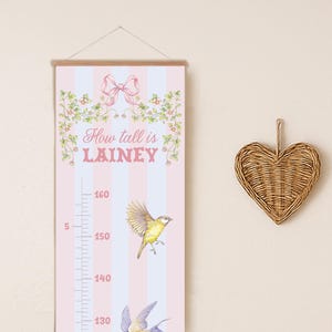 Groeigrafiek voor kinderen Ontwerpidee voor kinderkamer Wanddecoratie voor kraamcadeau voor meisjes Kamerdecoratie met vogel Bloemenontwerp Naam aangepast