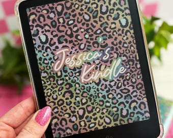 Personalisierte Regenbogen Leopard Print Kindle Lock Screen | 90er Jahre Y2K Aesthetic | Kindle Paperwhite, Scribe, Basic, Colorsoft Wallpaper