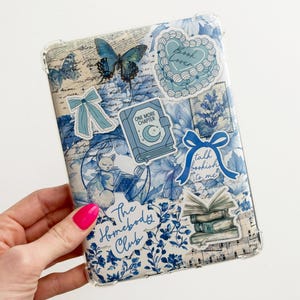 Inserto Kindle ispirato all'adesivo Blue Belle Bookish - compatibile con Paperwhite, Basic, Colorsoft, Oasis e Scribe