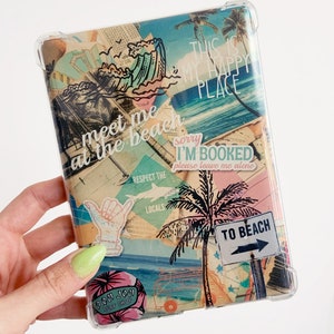 Può includere: Una custodia protettiva trasparente per e-reader con un design a collage con immagini di spiaggia, palme e le frasi "Meet me at the beach" e "This is my happy place."