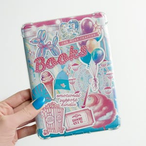 Cotton Candy County Fair Kindle-insats – Nyckfull retro boklig klistermärkesdesign – Tillbehör för Paperwhite, Colorsoft, Basic, Scribe