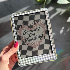 Gå därifrån, jag läser, Kindle-låsskärm | Flame Heart Checker Alt Edgy Wallpaper | Booktok Aesthetic | Colorsoft, Paperwhite, Basic, Scribe