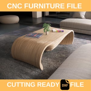 Può includere: Un tavolino curvo marrone chiaro con un design a onda. Il tavolo ha una finitura in legno naturale ed è etichettato "CNC FURNITURE FILE" e "CUTTING READY DXF FILE". Una piccola pianta e dei libri sono sul tavolo.