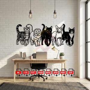 Puede incluir: Una pieza de arte mural de metal negro con seis siluetas de gatos estilizadas. Los gatos varían en raza y patrón, incluyendo un atigrado, un Scottish Fold, un gato negro, un Sphynx y un gato tuxedo. La obra de arte está montada en una pared de ladrillo blanco.