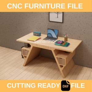 Puede incluir: Un escritorio de madera clara con un diseño geométrico único, con dos cajones pequeños y una espaciosa mesa. El escritorio tiene una computadora portátil, un reloj y artículos de papelería. Se muestra el texto "CNC FURNITURE FILE" y "CUTTING READY DXF FILE".