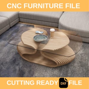 Può includere: Immagine di un file di mobili CNC con un tavolino in legno chiaro dal design ondulato unico. Il tavolo ha un piano in vetro ed è circondato da un divano grigio. Il testo recita "CNC FURNITURE FILE" e "CUTTING READY DXF FILE".