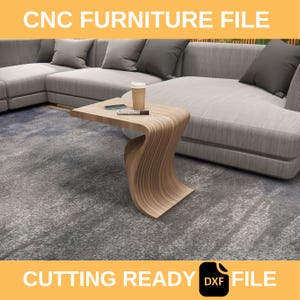 Peut inclure: Une table d'appoint moderne en bois clair avec un design incurvé unique. La table a un plateau rectangulaire et une base en forme de vague. L'image comprend également un canapé, un tapis et le texte "CNC FURNITURE FILE" et "CUTTING READY".