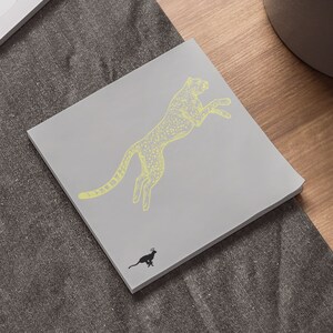 Blocco note Post-it® Cheetah Spirit, 50 fogli di post-it con stampa animalier, blocco note sostenibile certificato FSC, cancelleria per ufficio creativa con gatti.