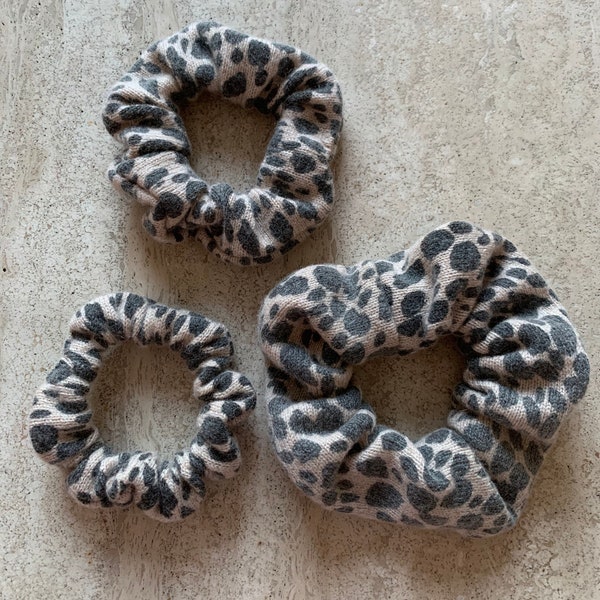 Leo Animal Upcycled Kaschmir Scrunchie Knitted Knit Luxus High Quality Cashmere Haircare Pflege Recycled Nachhalti