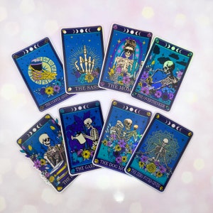 Tarot-Karte Holo-Aufkleber | Bücherwurm Sticker | Der Leser Aufkleber | Skelett Tarot Kartenaufkleber | Überdenker | Die Sass | Mama