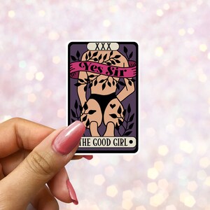 Der gute Mädchen-Tarot-Kartenaufkleber | Bücherwurm Sticker | Buchliebhaber Geschenk | Bücherwurm Merch | Kindle Sticker | Smut Reader Leseliebhaber E-Reader