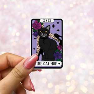 La carte de tarot de maman chat autocollant de Zazzle.be Liste d'envies Vous avez des idées ? livre livresque | cadeau pour amoureux des livres | Merchandising livresques | Sticker Kindle | Cadeau pour amoureux des chats | Maman chat