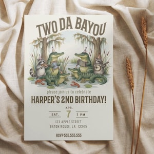 Può includere: Un invito con il testo "TWO DA BAYOU" e "HARPER'S 2ND BIRTHDAY!" presenta illustrazioni di alligatori e procioni che suonano strumenti. L'invito include data, ora, indirizzo e informazioni RSVP.