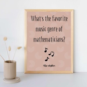 Op de afbeelding: Een ingelijst print met een licht roze achtergrond en een wit cirkelpatroon. De tekst luidt "Wat is het favoriete muziekgenre van wiskundigen?" met het antwoord "Algo-ritme" eronder. Boven het antwoord staan ​​muzieknoten.