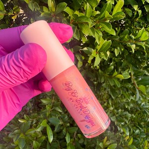 Vanilla flavored peach lip gloss shiney glossy tubes sweet smelling formula moisturizing soft lip oil chunky glitter decorated cosmetic