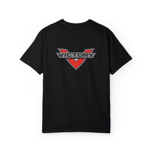 Camiseta unisex teñida en prenda, moto de la victoria, moto, pilotos, bicicleta, casco, regalo imagen 2