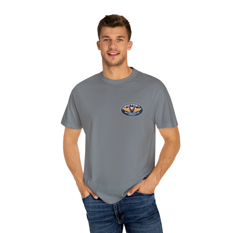 Camiseta unisex teñida en prenda, moto de la victoria, moto, pilotos, bicicleta, casco, regalo imagen 9