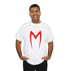 以下が含まれることがあります： 前面に赤い「M」のロゴが付いた白いTシャツ