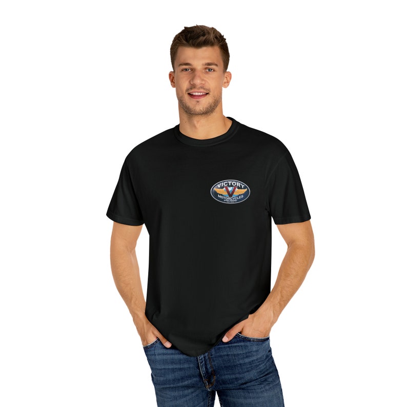 Camiseta unisex teñida en prenda, moto de la victoria, moto, pilotos, bicicleta, casco, regalo imagen 1