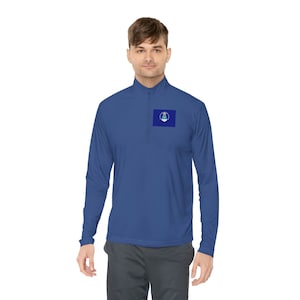 Könnte beinhalten: Ein blaues Langarmshirt mit Reißverschluss am Kragen und einem kleinen Patch auf der linken Brust mit dem Siegel der US Air Force.