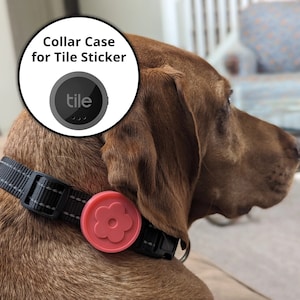 Op de afbeelding: Een bruine hond met een zwarte halsband met een Tile Sticker-halsbandhoes. De hoes is een zwarte cirkel met het woord "tile" en een rood bloemvormig accessoire. De tekst "Collar Case for Tile Sticker" staat in een witte cirkel.