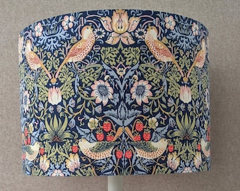 Abat-jour tambour fait main en tissu Strawberry Thief William Morris, MARINE, 20 cm ou 30 cm