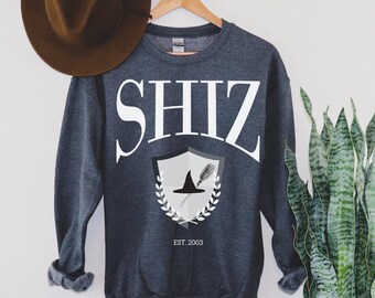 WICKED the MUSICAL SHIZ ホワイトアウト ユニセックス クルーネック カレッジ スウェットシャツ | ミュージカルシアター & ブロードウェイにインスパイアされた商品