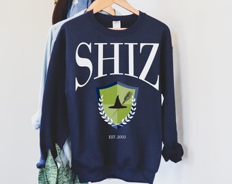 WICKED the MUSICAL SHIZ ユニセックス クルーネック カレッジ スウェットシャツ | ミュージカルシアター & ブロードウェイにインスパイアされた商品