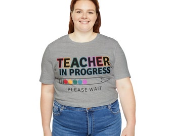 Camiseta de maestro en progreso, regalo de maestro, graduado, clase de 2023, nuevo maestro, estudiante de maestro, regalo de graduación