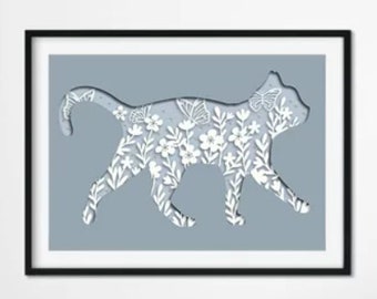 Può includere: Una silhouette bianca di un gatto che cammina, ritagliata su uno sfondo blu chiaro. Il gatto è riempito con un motivo floreale bianco, che include foglie, fiori e farfalle.
