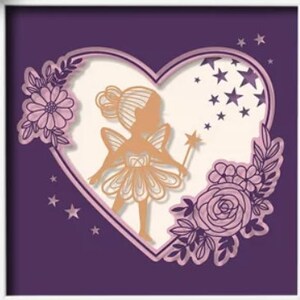 Puede incluir: Un fondo morado con una forma de corazón blanca. Dentro del corazón hay una silueta de un hada con alas y una varita. El hada está rodeada de flores y estrellas.