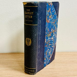 La letra escarlata de Nathaniel Hawthorne, libro de tapa dura vintage jaspeado y dorado.
