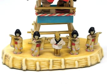Mini figure giapponesi vintage in celluloide raffiguranti musicisti, geishe e lanterne rosse.