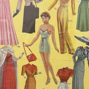 Collage de découpes de poupées en papier encadrées vintage avec des vêtements de mode, des tenues et des accessoires dans un cadre en bois peint Vers : 1940