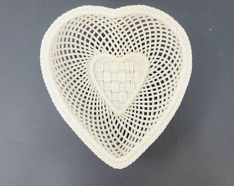 Vintage Belleek 4 Strang Herz Korb Impped Mark 3er Periode Ca: 1921-1954